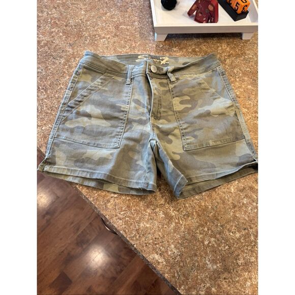 Woman’s seven jeans camouflage shorts size 6, never worn - Picture 1 of 4